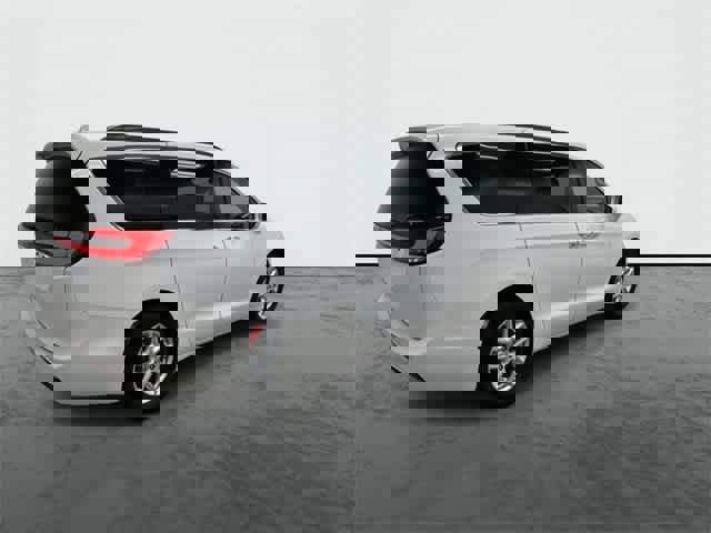 Used 2022 Chrysler Pacifica Touring-L image 4