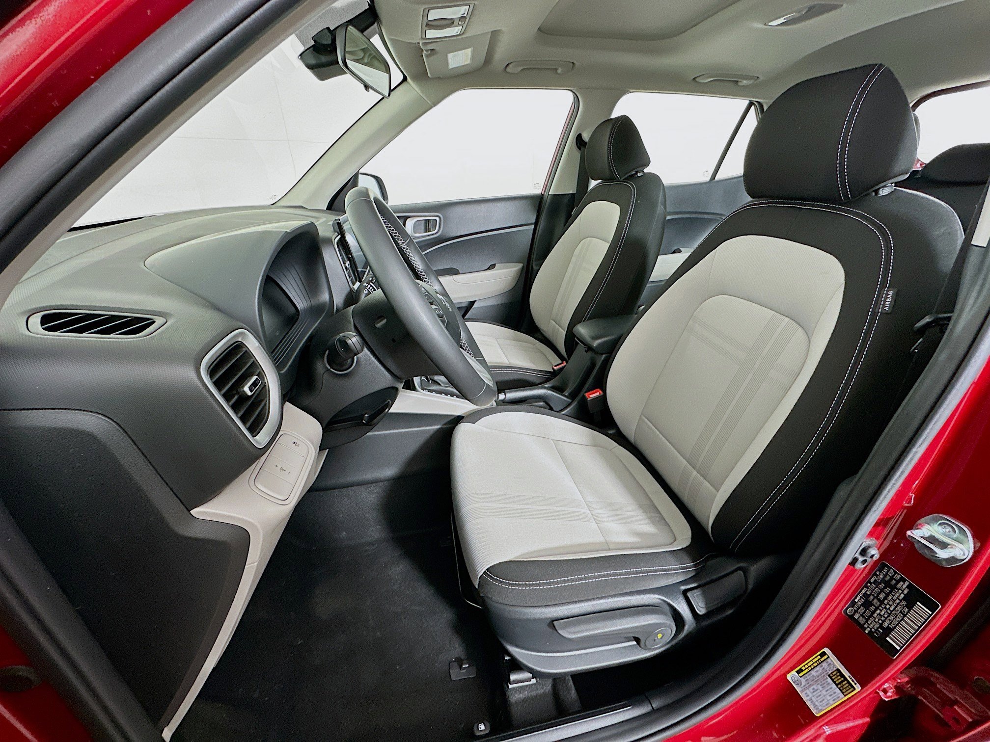 Used 2025 Hyundai Venue SEL image 13