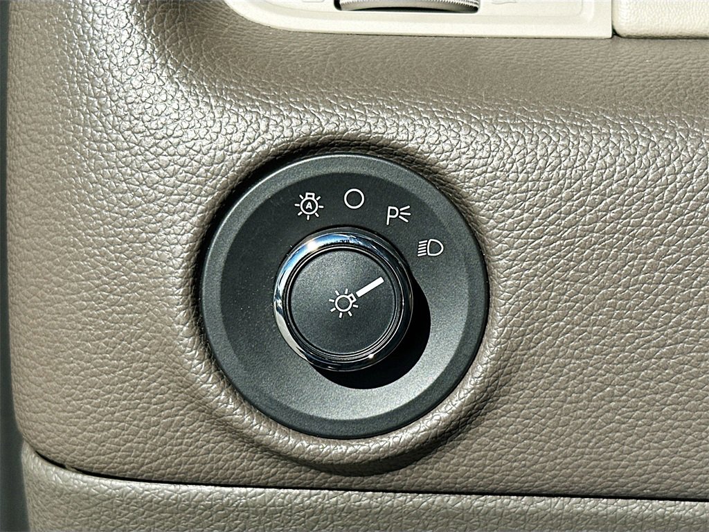 Used 2016 Lincoln Navigator Select image 10