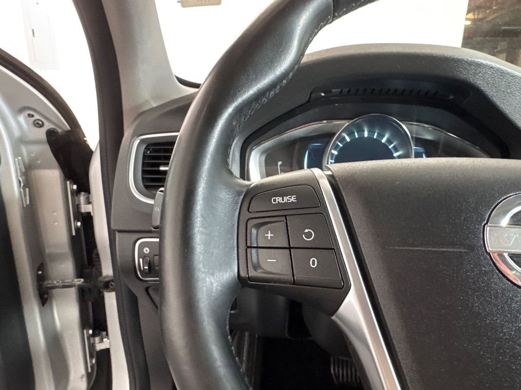 Used 2015 Volvo V60 T5 Premier image 12