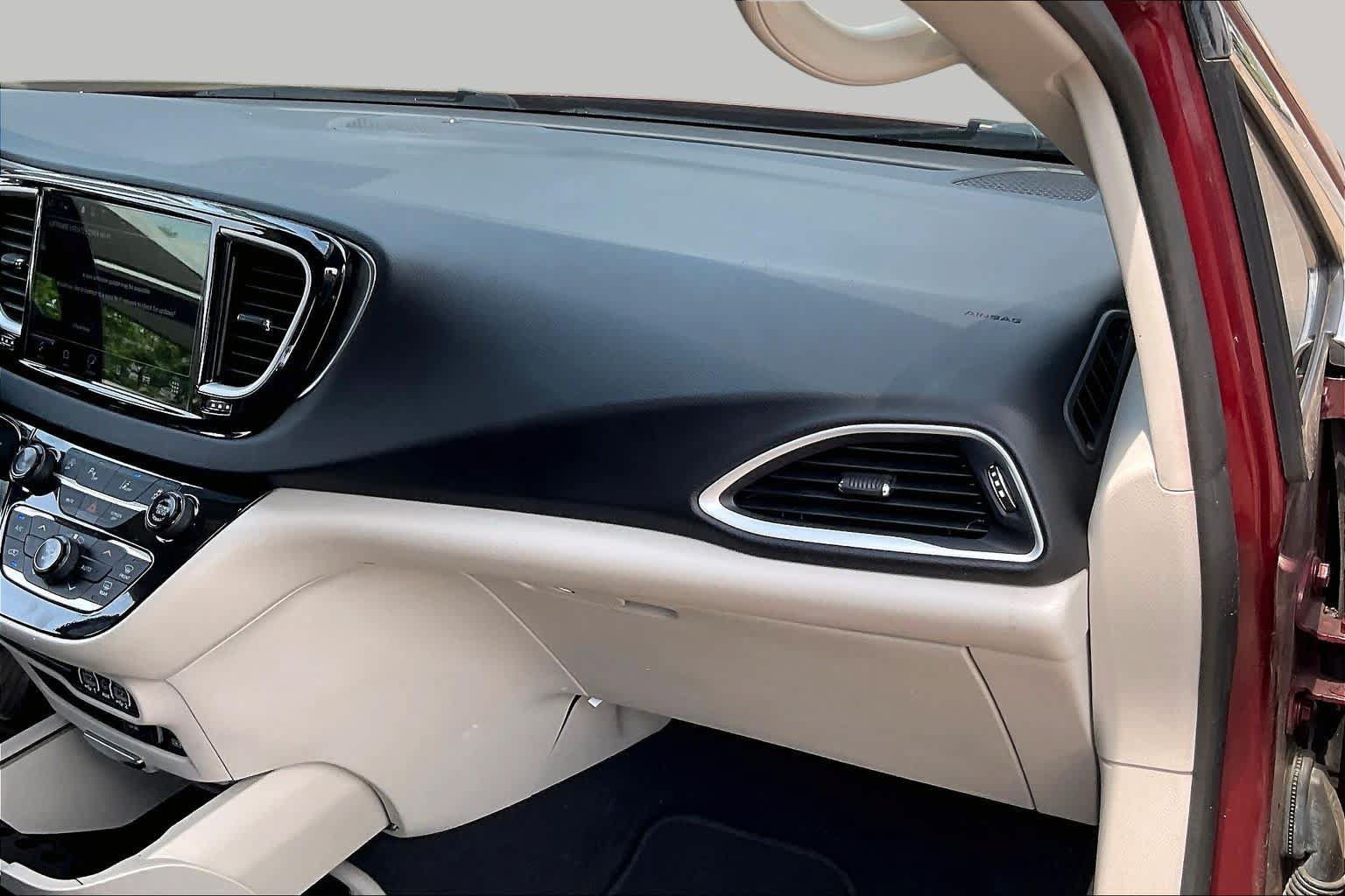 Used 2022 Chrysler Pacifica Touring-L FWD image 18