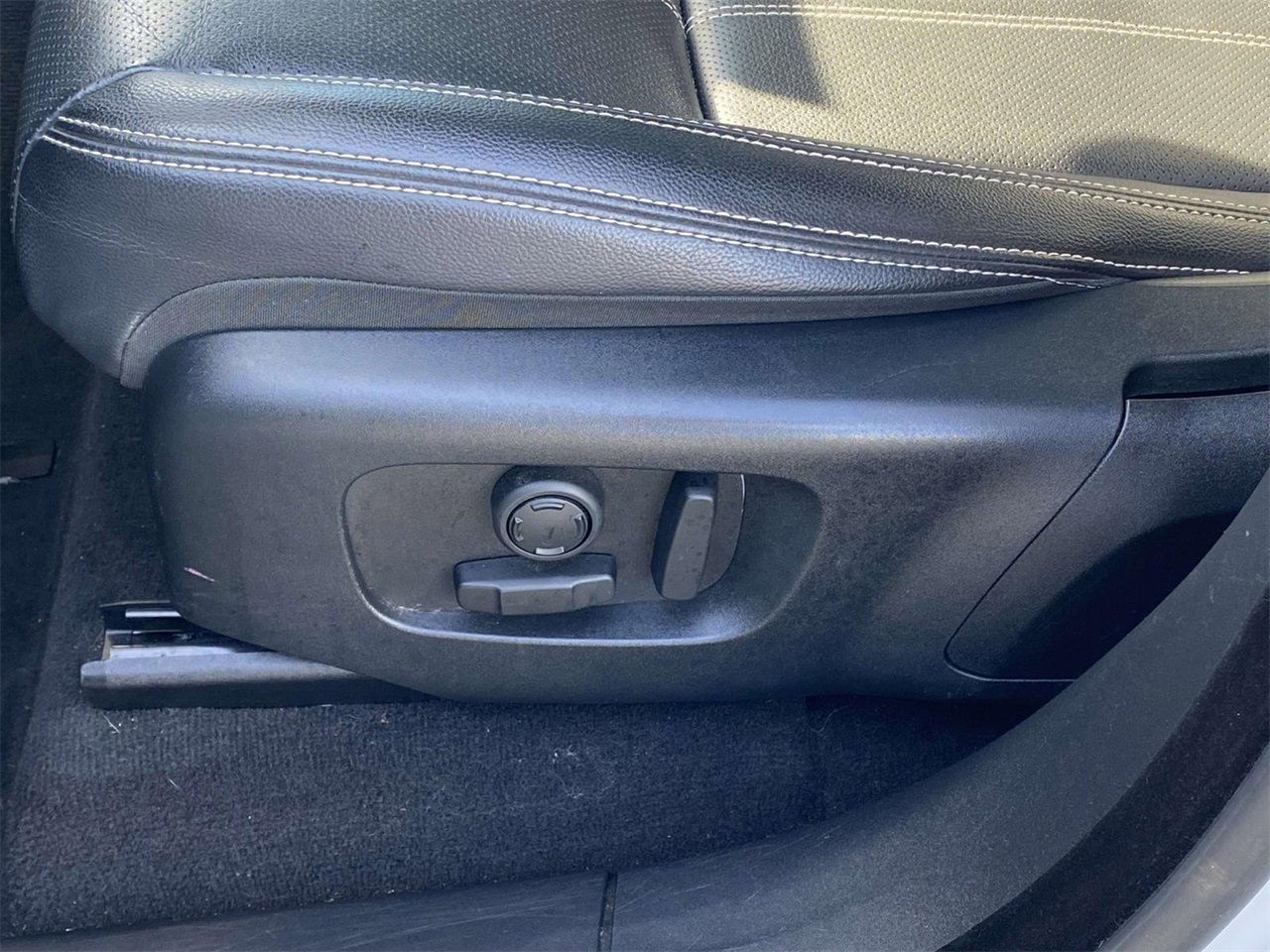 Used 2021 Land Rover Range Rover Velar R-Dynamic S image 16