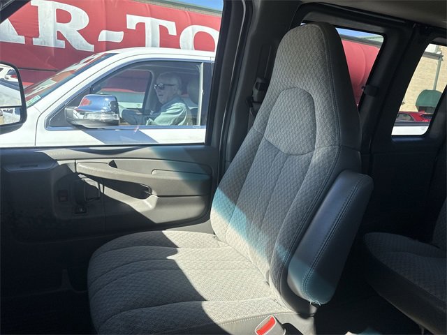 Used 2009 Chevrolet Express 3500 Extended Passenger image 20