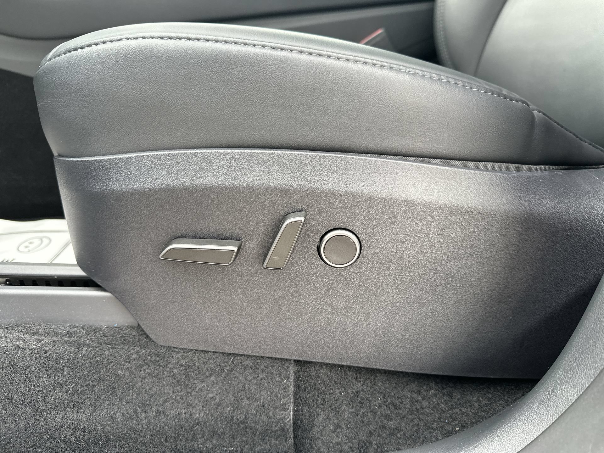 Used 2025 Tesla Model Y Long Range AWD/4WD image 14
