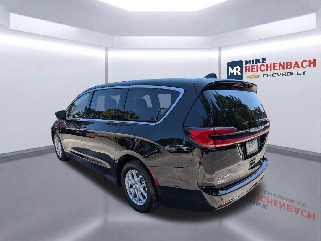 Used 2024 Chrysler Pacifica Touring-L FWD image 6