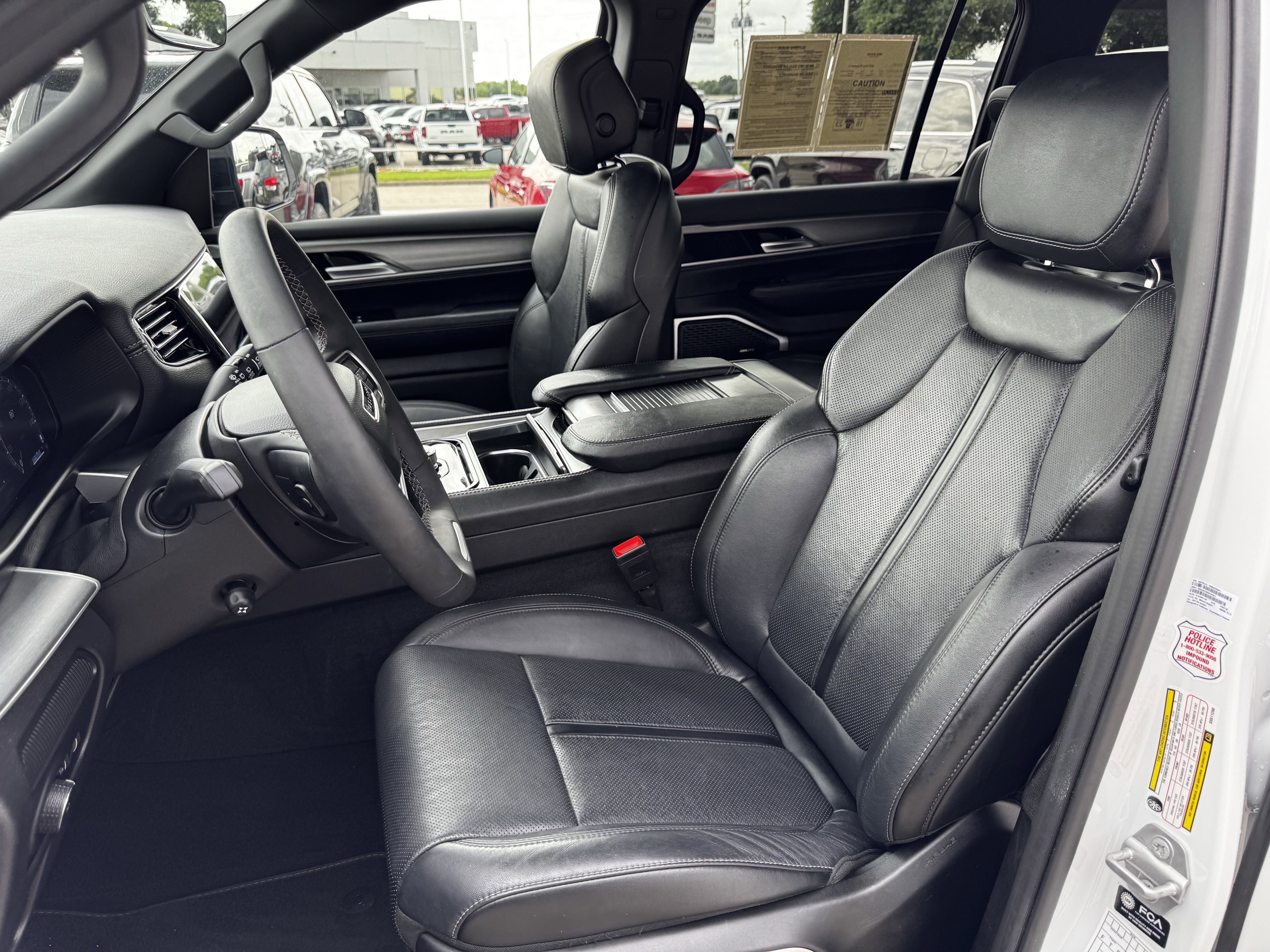 Used 2025 Jeep Wagoneer L Series II AWD/4WD image 28