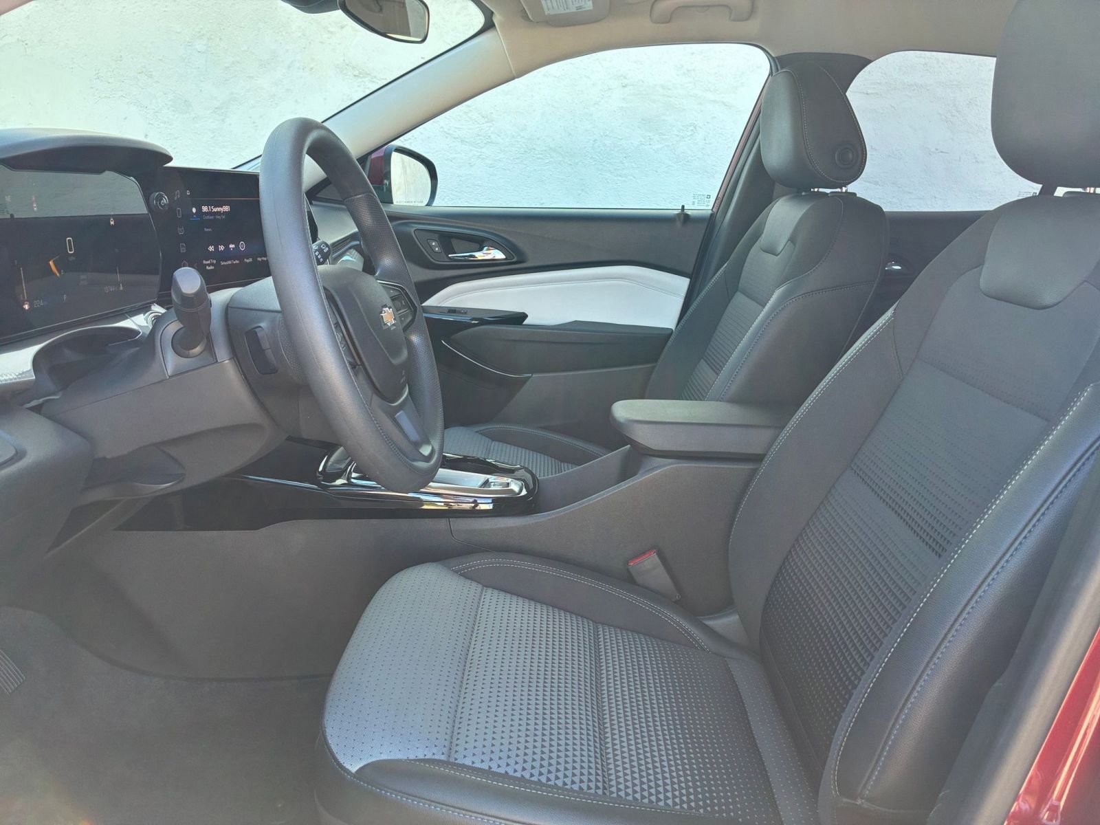 Used 2025 Chevrolet Trax LT image 25