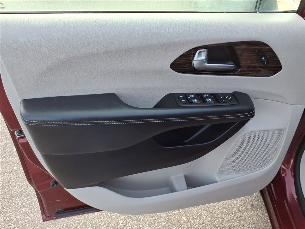 Used 2023 Chrysler Pacifica Limited image 24