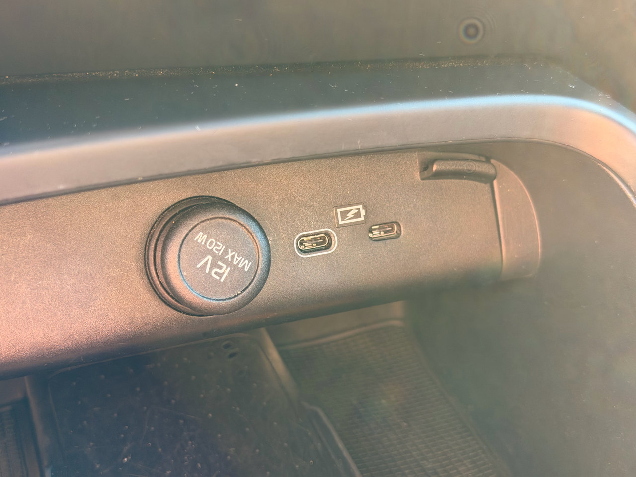 Used 2022 Volvo XC40 P8 Recharge Plus image 31