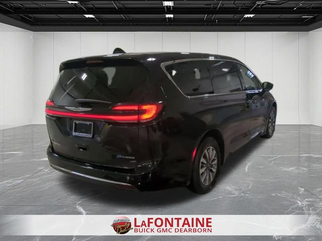 Used 2024 Chrysler Pacifica Select image 4