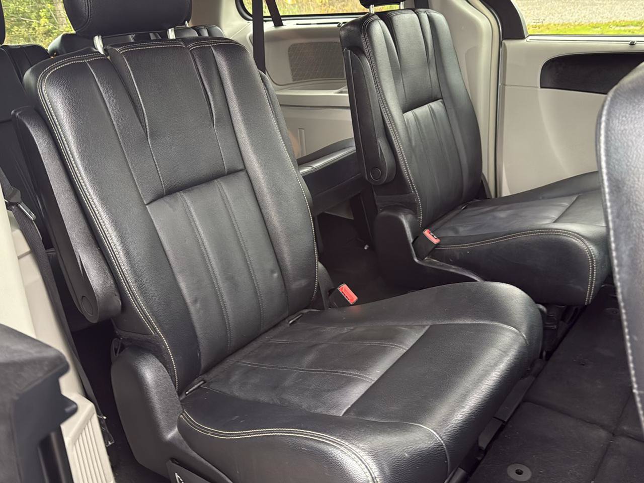 Used 2016 Chrysler Town & Country Touring w/ Driver Convenience Group FWD image 25
