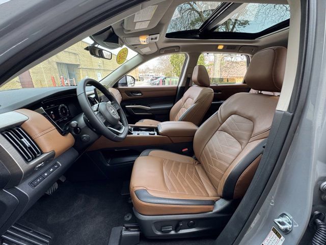 Used 2025 Nissan Pathfinder Platinum w/ Cargo Package image 30