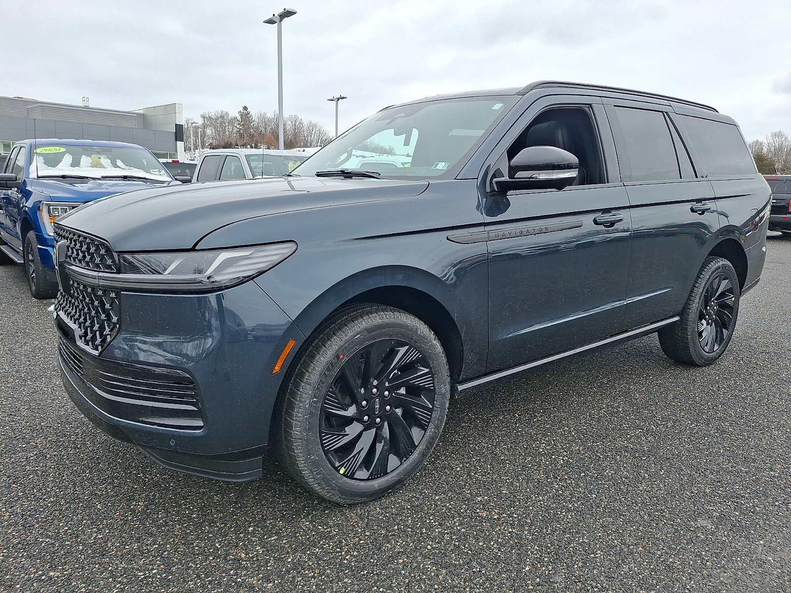 New 2026 Lincoln Navigator Reserve w/ Jet Appearance Package image 2