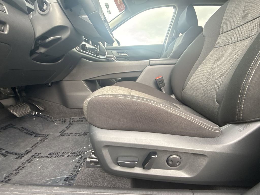 Used 2025 Nissan Rogue SV image 12