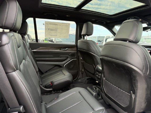 New 2026 Jeep Grand Cherokee L Limited w/ Luxury Tech Group II AWD/4WD image 13