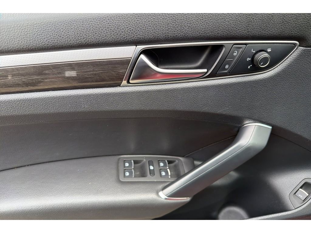 Used 2017 Volkswagen Passat 1.8T SE w/ SE Lighting Package image 13
