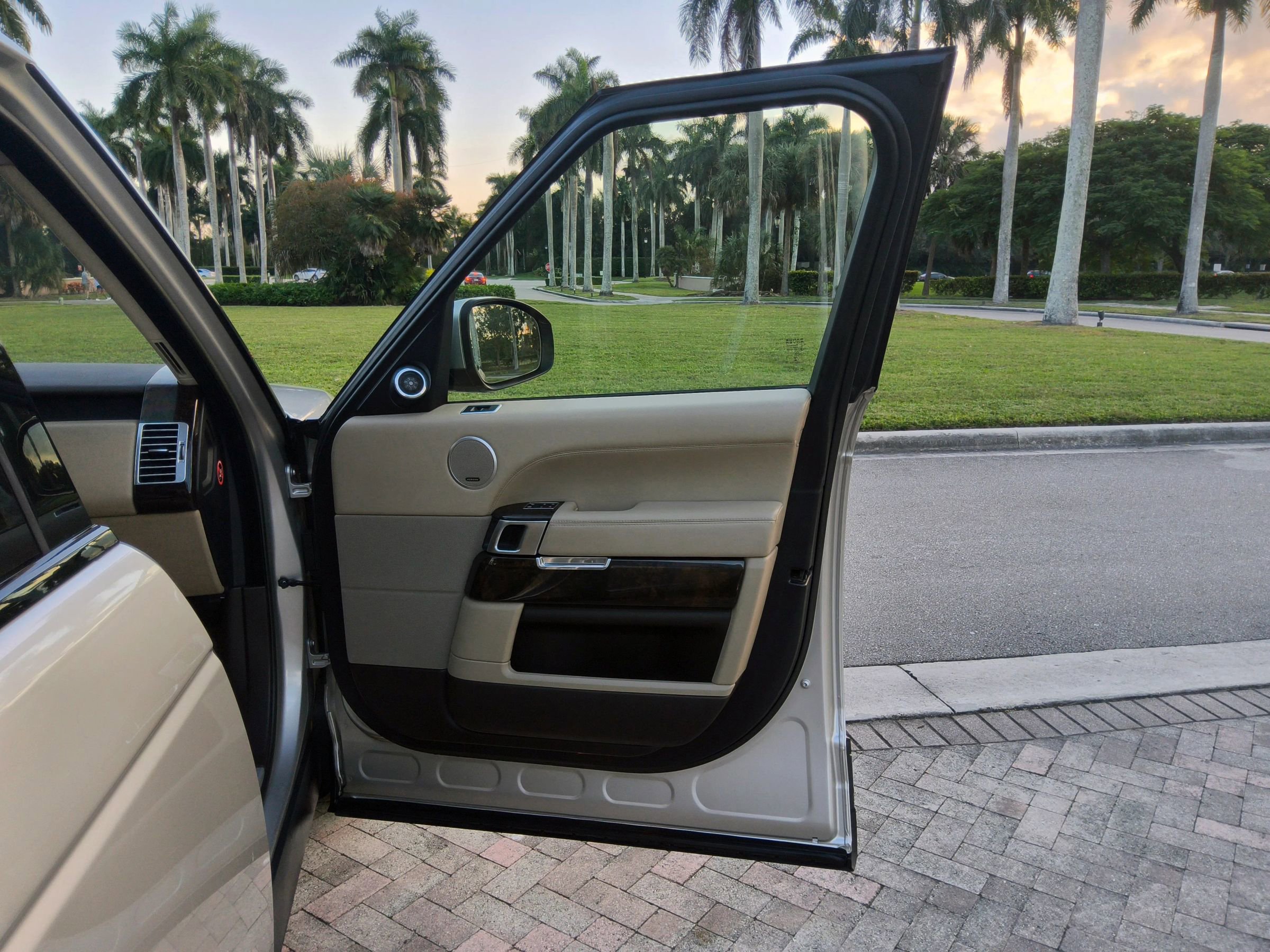 Used 2015 Land Rover Range Rover HSE image 37