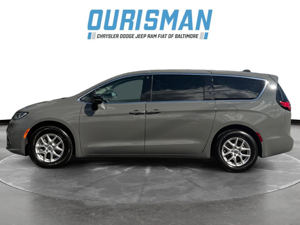 Used 2024 Chrysler Pacifica Touring-L FWD image 3