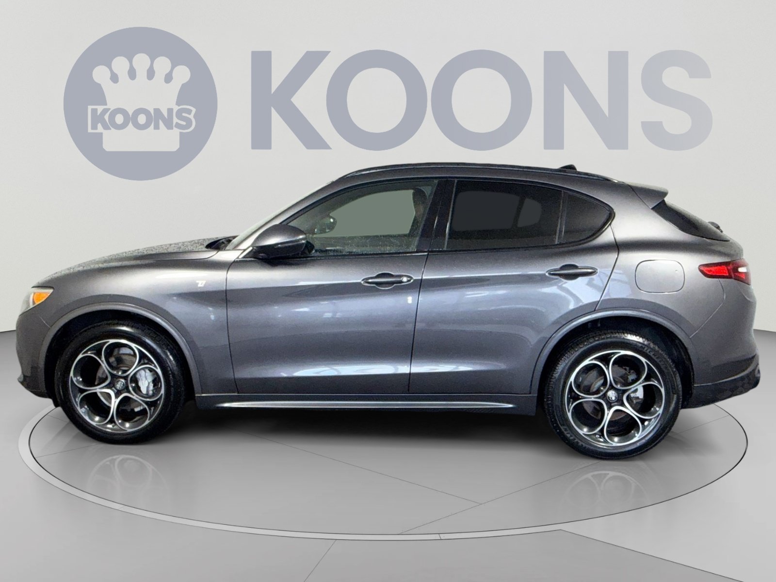 Used 2023 Alfa Romeo Stelvio Ti AWD/4WD image 2