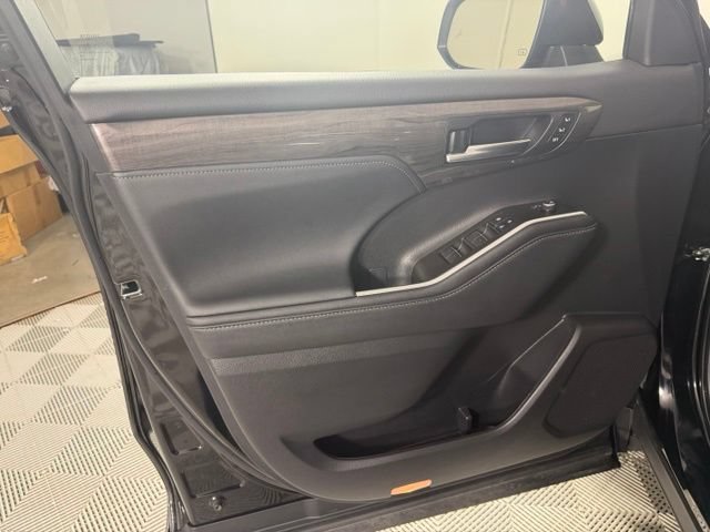 Used 2023 Toyota Highlander Limited AWD/4WD image 20