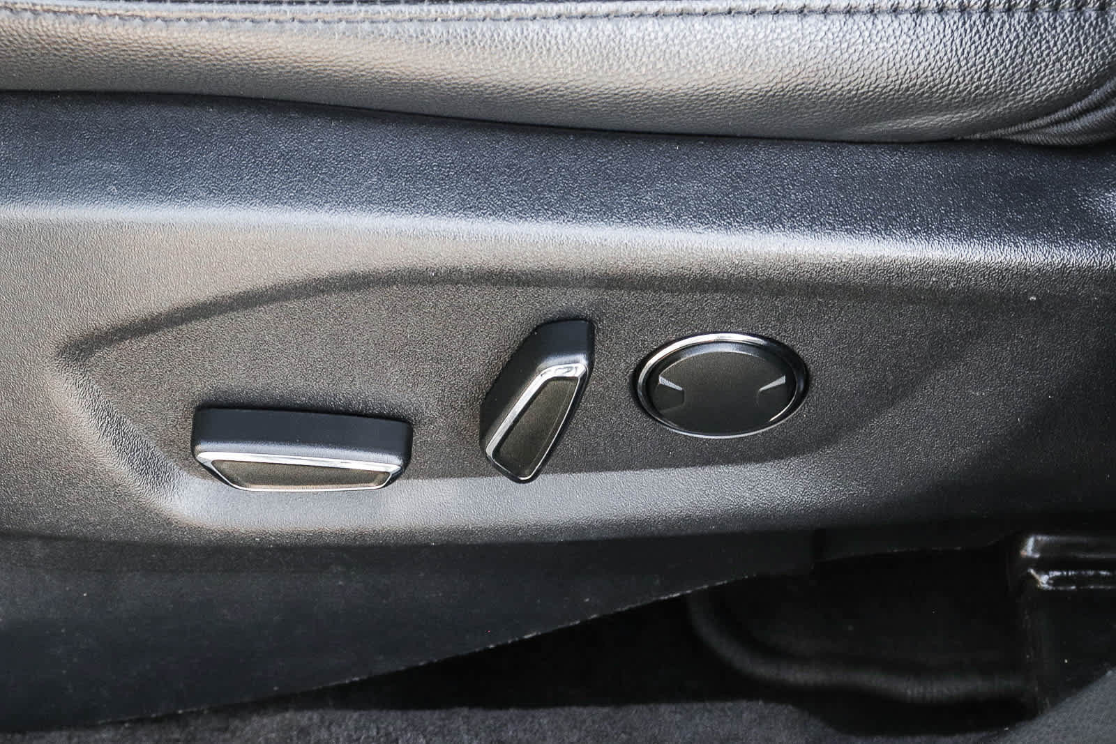 Used 2017 Ford Explorer XLT w/ Equipment Group 202A FWD image 29