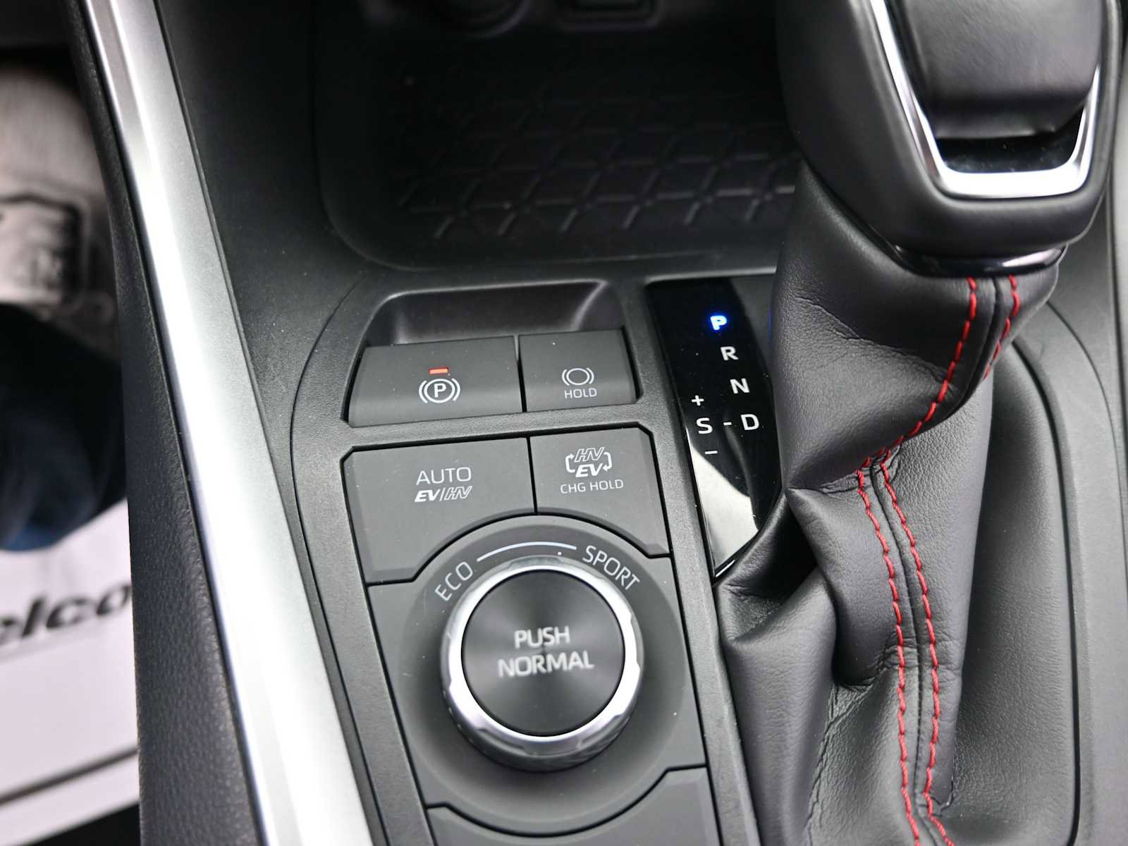 Used 2021 Toyota RAV4 SE w/ Weather & Moonroof Package image 13