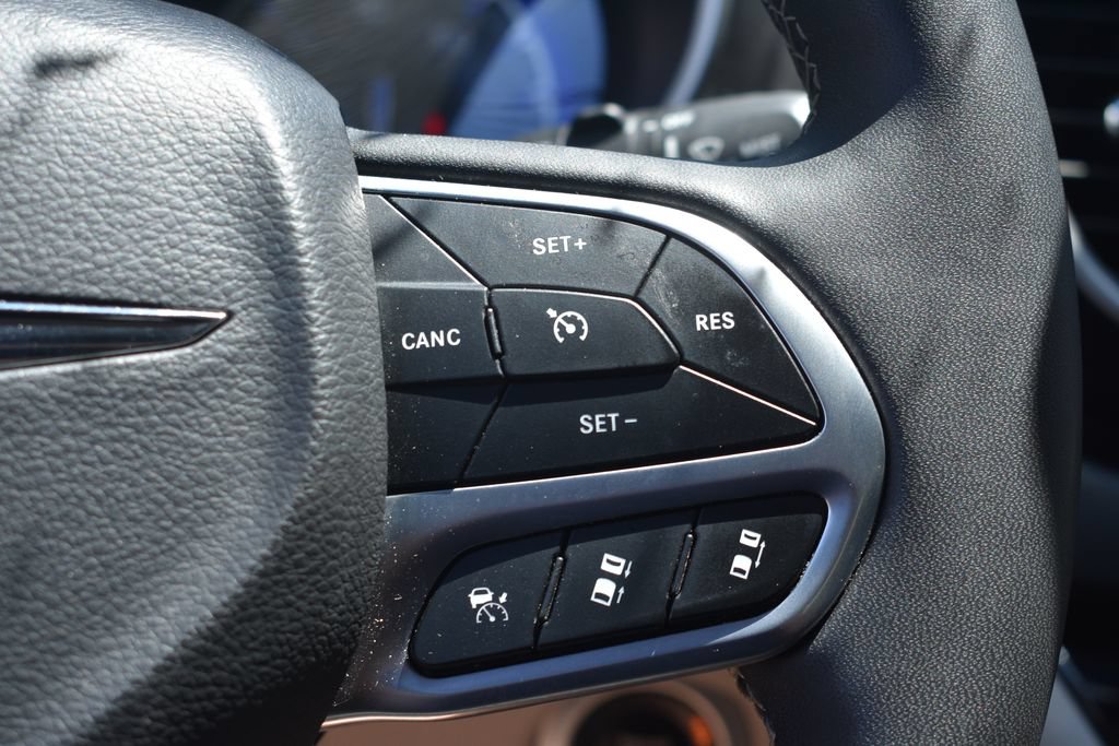 Used 2024 Chrysler Pacifica Touring-L FWD image 17