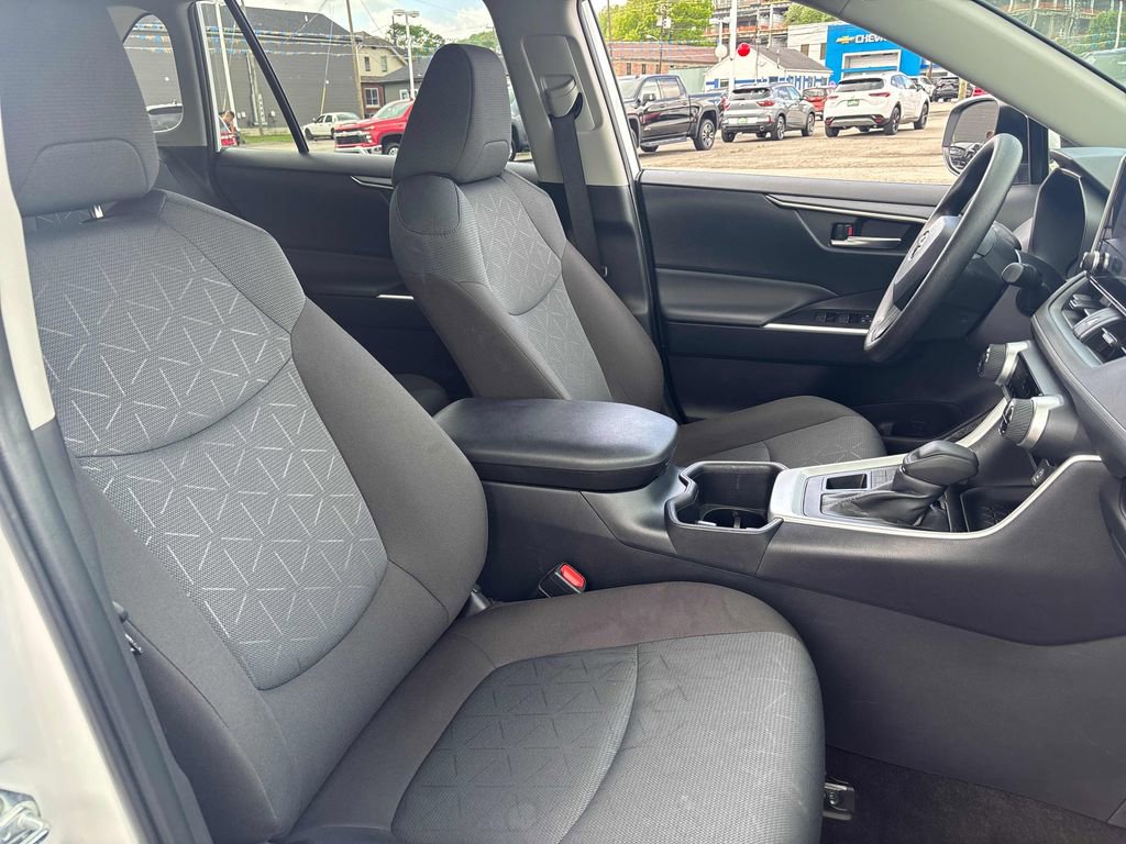Used 2025 Toyota RAV4 XLE AWD/4WD image 29
