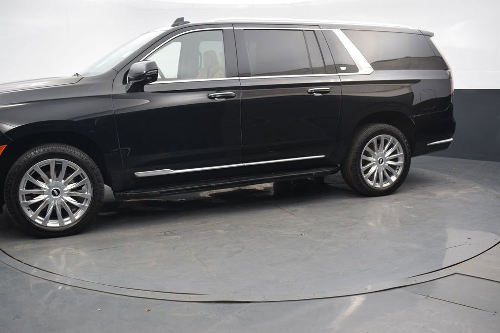 Used 2023 Cadillac Escalade ESV Premium Luxury image 2