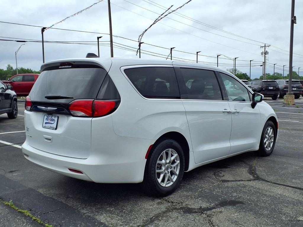 Used 2023 Chrysler Voyager LX FWD image 7