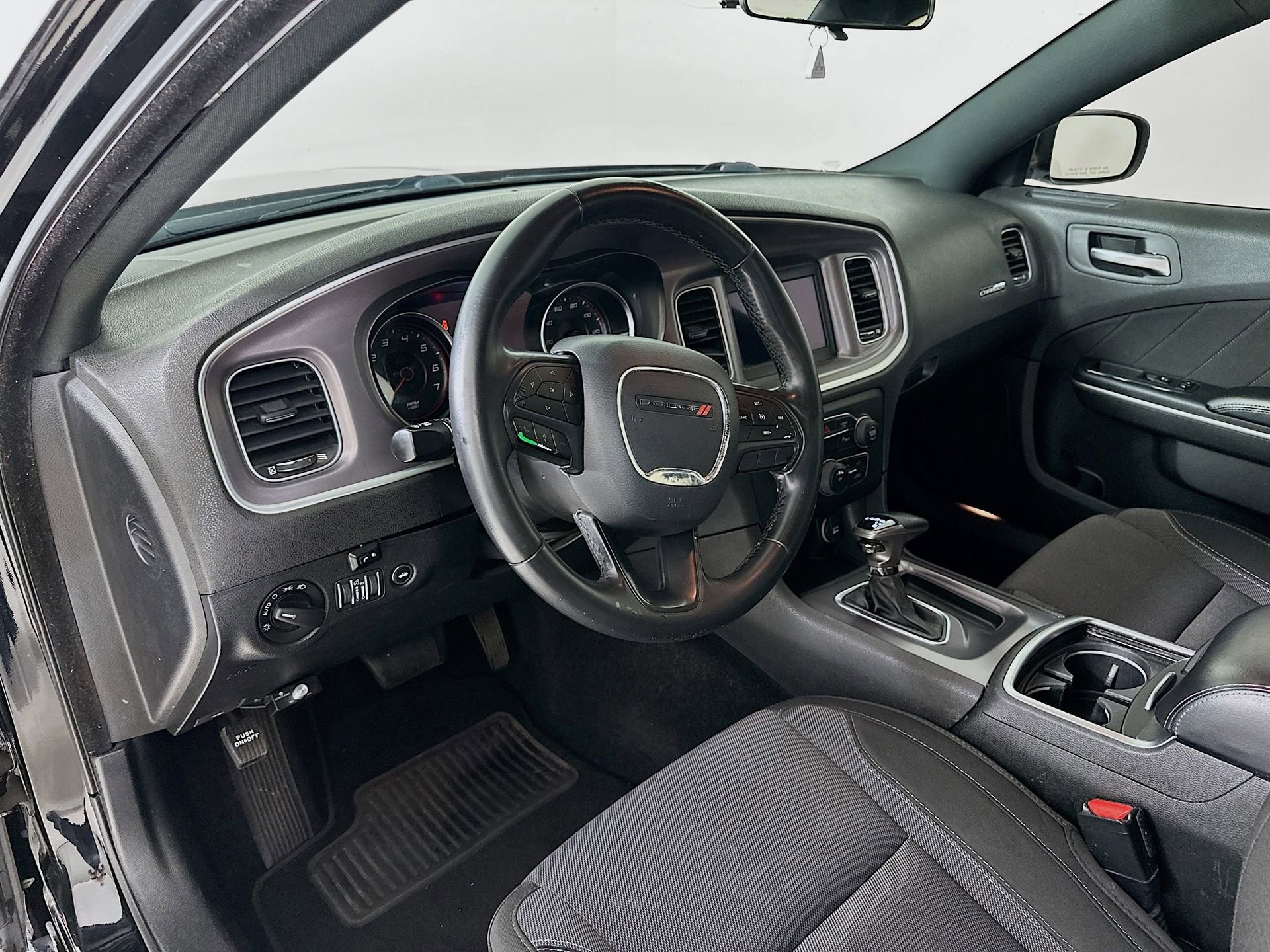 Used 2019 Dodge Charger SXT image 10