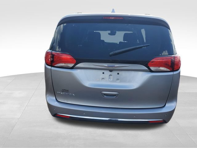Used 2020 Chrysler Pacifica Touring-L w/ Tire & Wheel Group FWD image 5