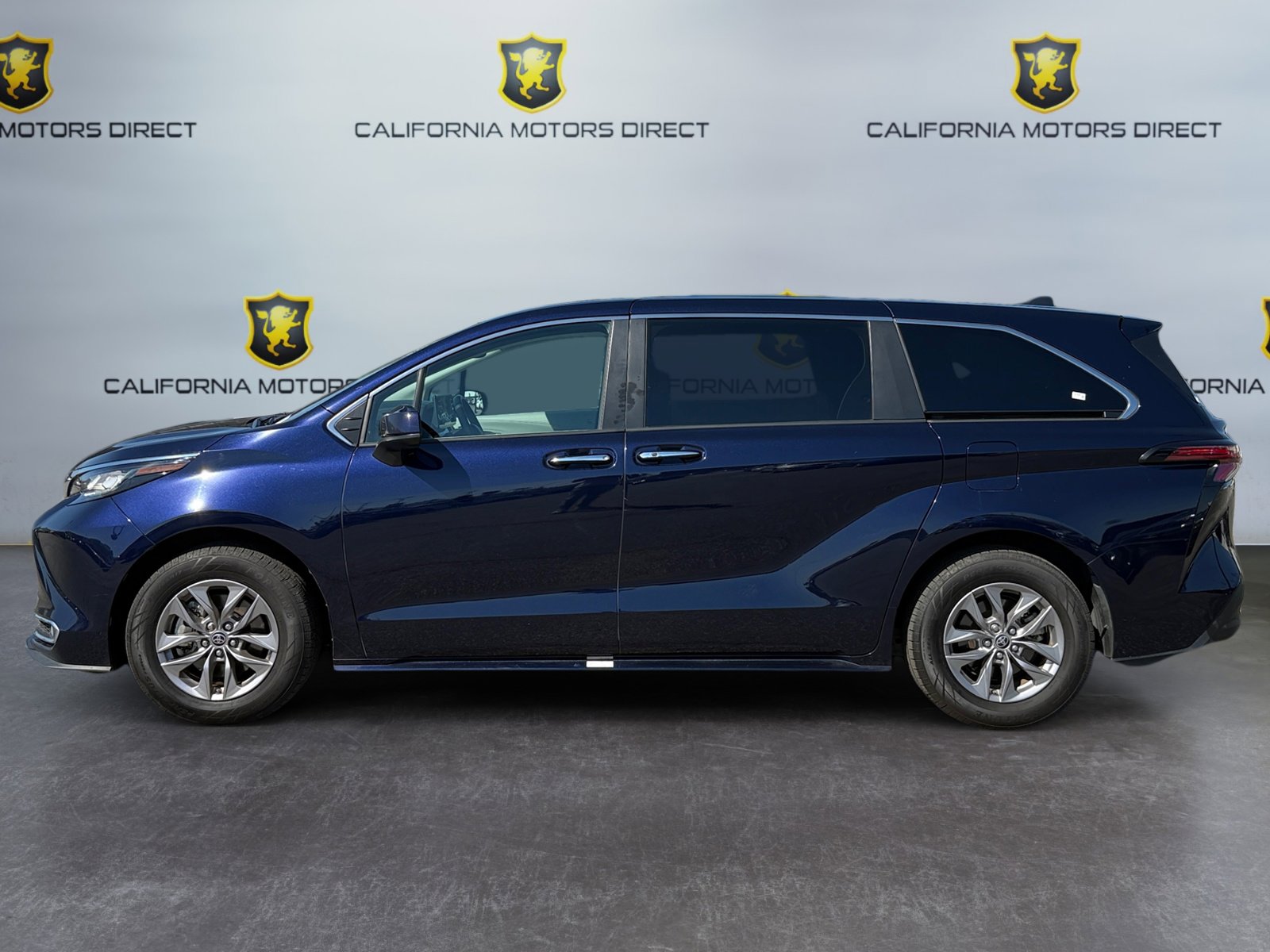 Used 2022 Toyota Sienna XLE image 2