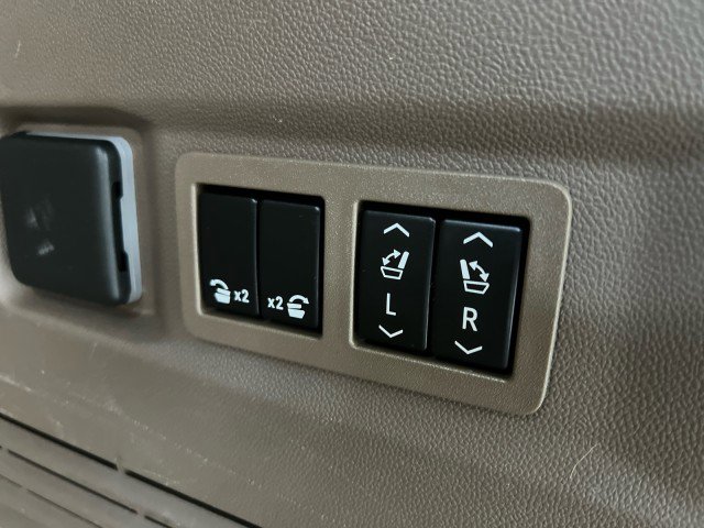 Used 2022 GMC Yukon Denali w/ Denali Premium Package image 31