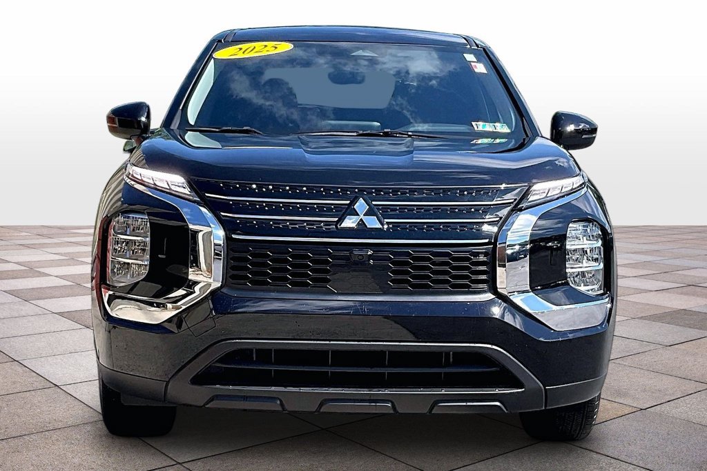 Used 2025 Mitsubishi Outlander ES AWD/4WD image 3
