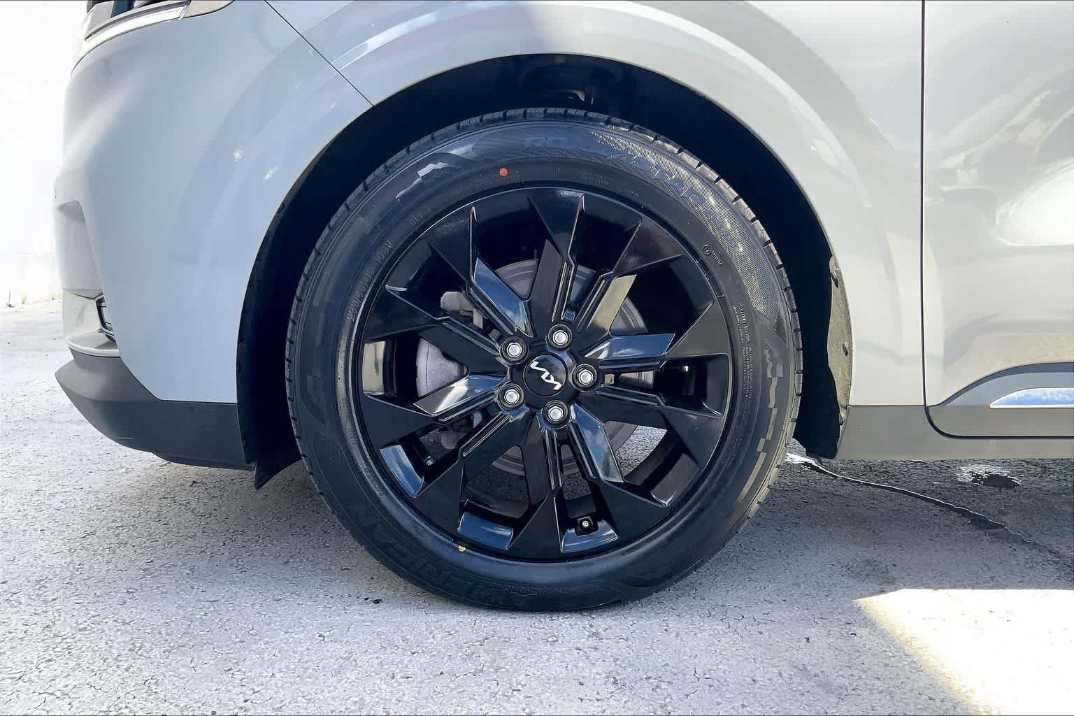 Used 2024 Kia Carnival SX FWD image 8