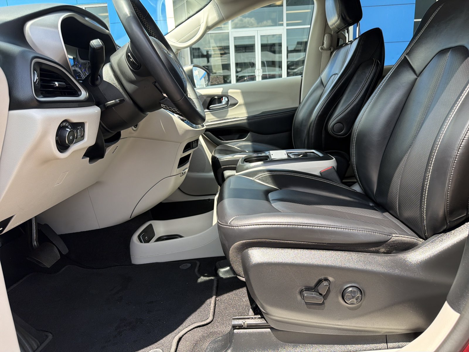 Used 2023 Chrysler Pacifica Touring-L FWD image 18