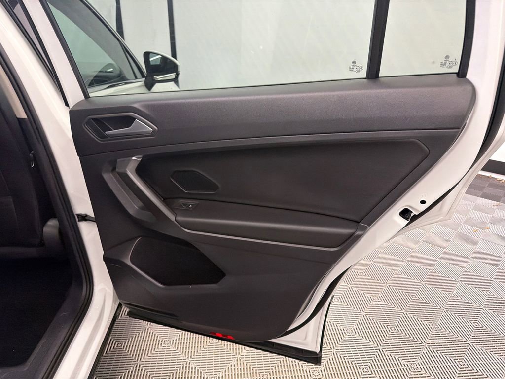 Used 2021 Volkswagen Tiguan SE w/ Panoramic Sunroof Package FWD image 17