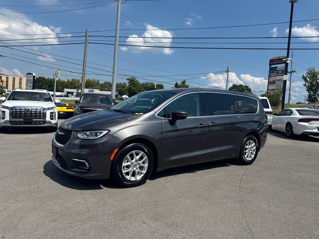 Used 2023 Chrysler Pacifica Touring-L FWD image 3