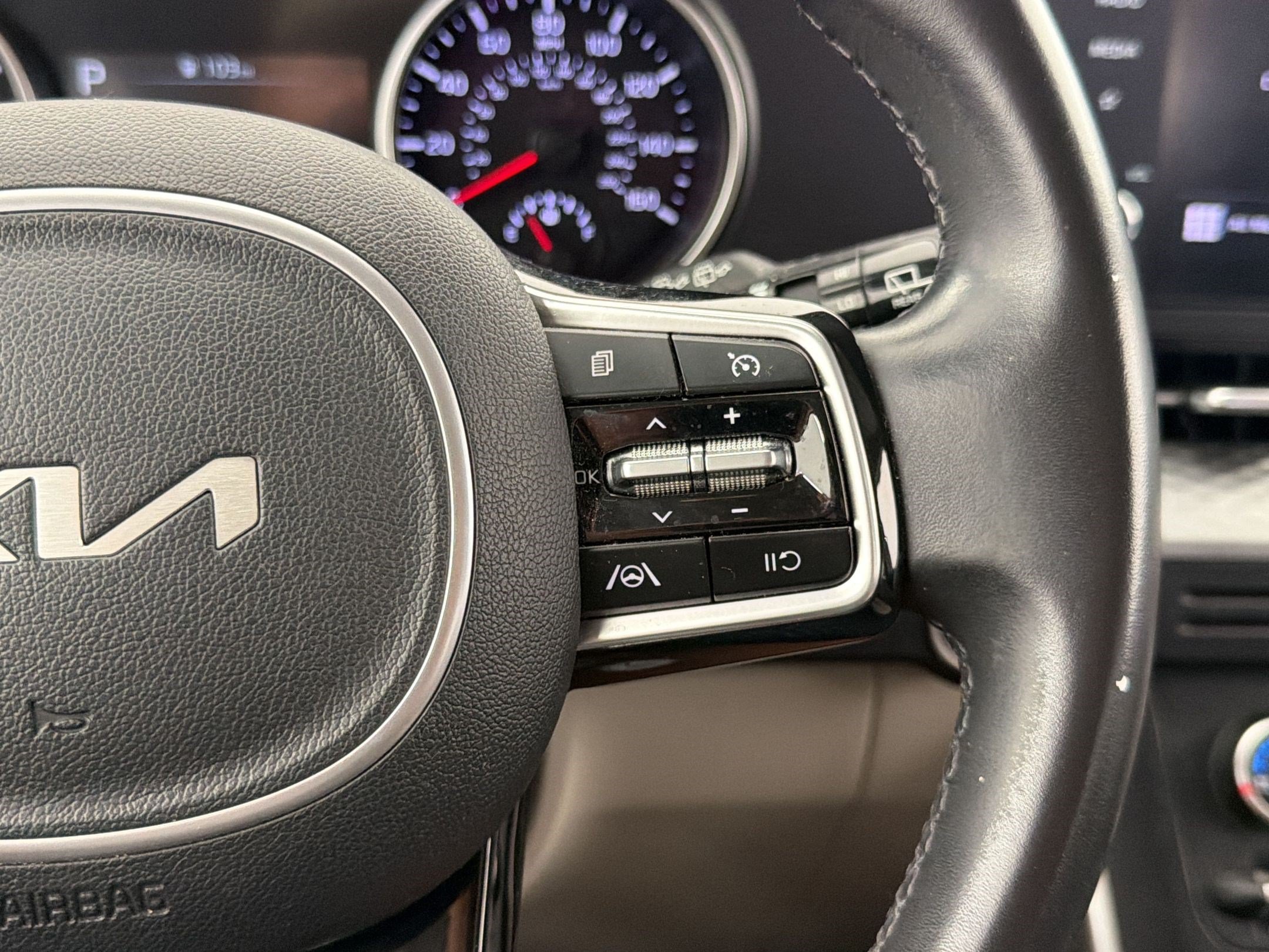 Used 2022 Kia Carnival LX FWD image 17