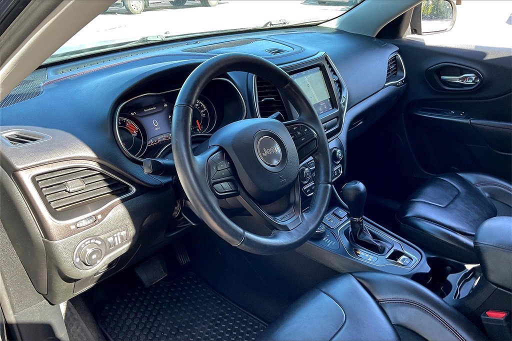 Used 2019 Jeep Cherokee Trailhawk w/ Cold Weather Group image 9