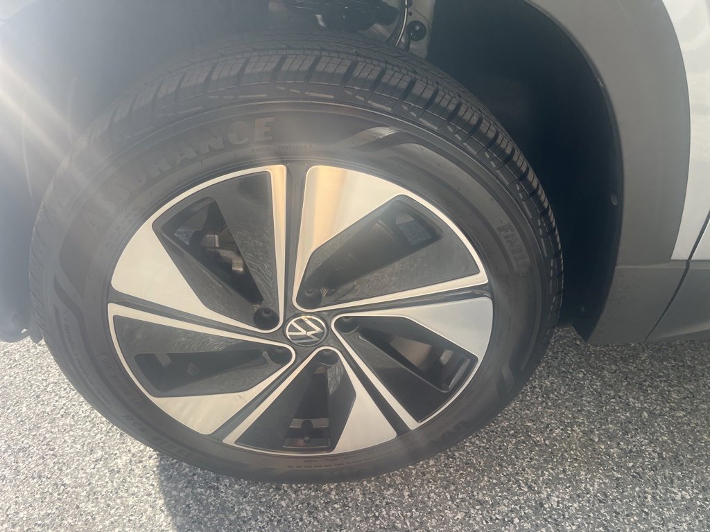 Certified 2025 Volkswagen Taos SE image 11