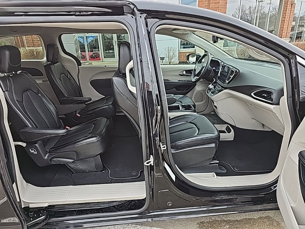 Certified 2024 Chrysler Pacifica Touring-L image 25
