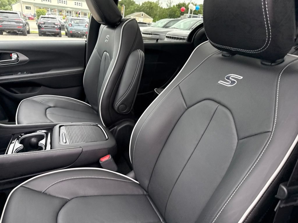 New 2027 Chrysler Pacifica Limited AWD/4WD image 16