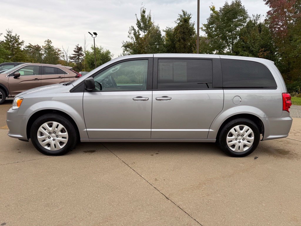 Used 2018 Dodge Grand Caravan SE FWD image 2