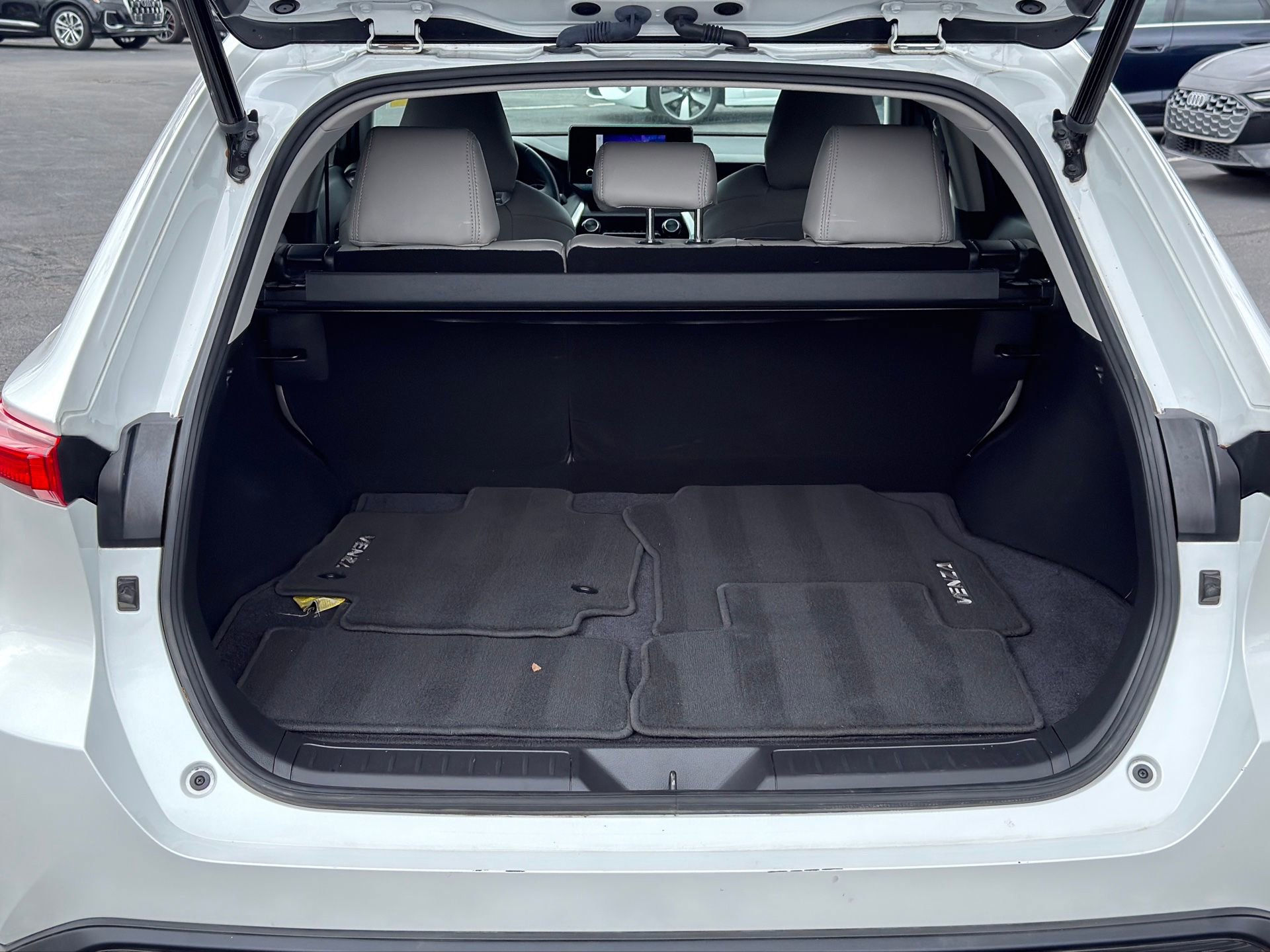 Used 2023 Toyota Venza LE image 8