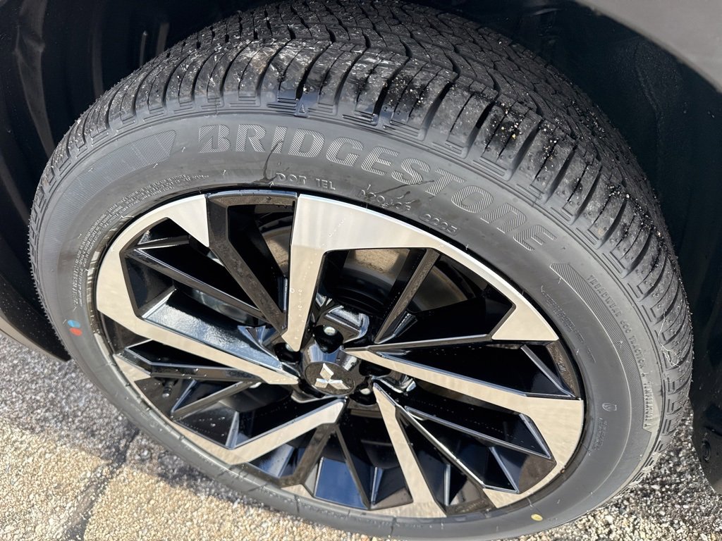 New 2025 Mitsubishi Outlander SE image 10