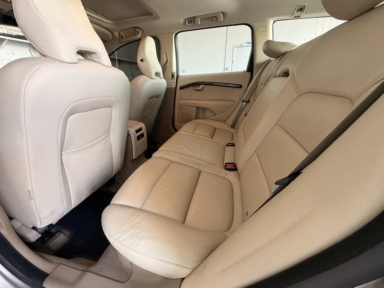 Used 2010 Volvo V70 FWD image 19