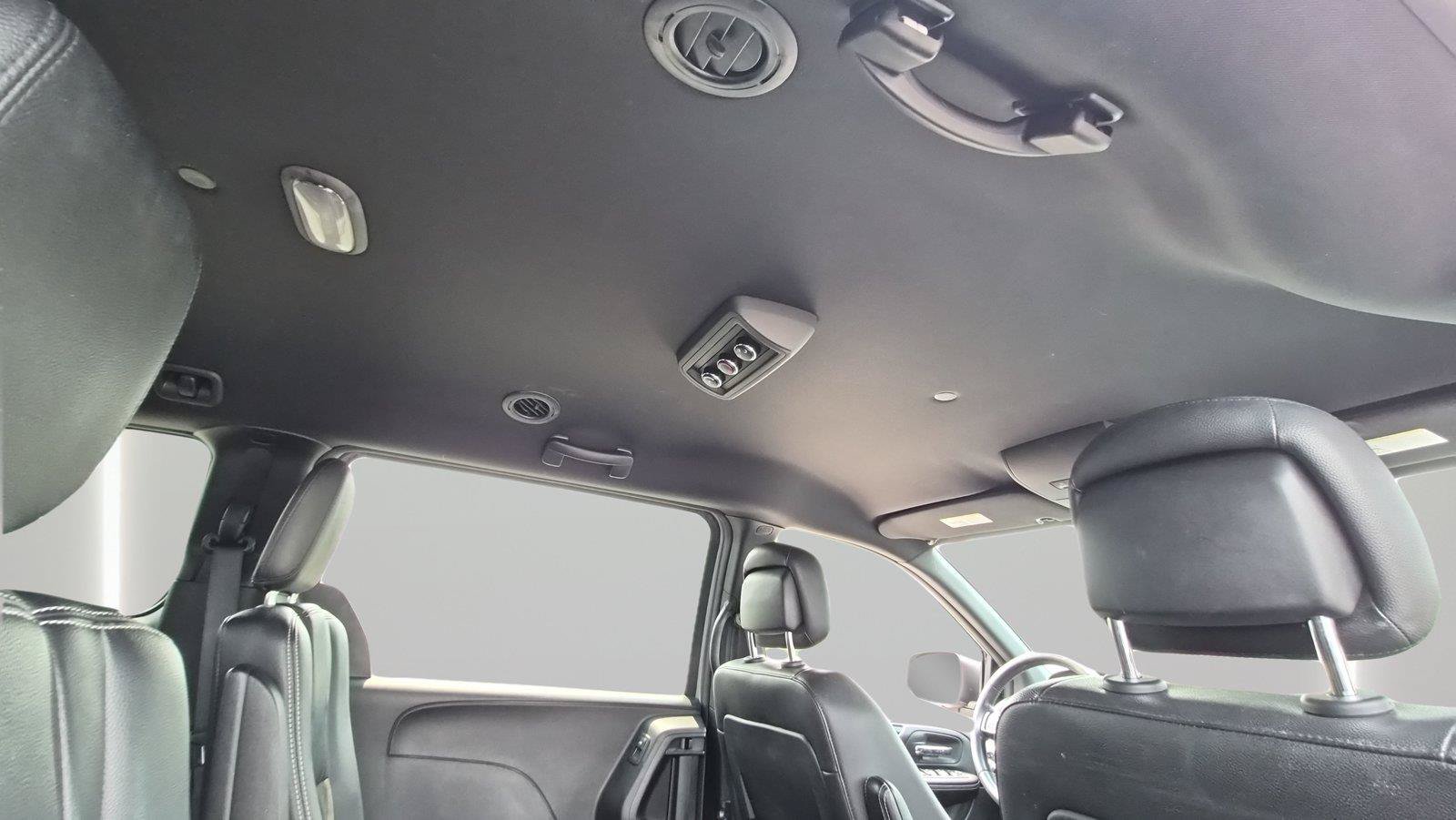 Used 2019 Dodge Grand Caravan SXT w/ Blacktop Package FWD image 16