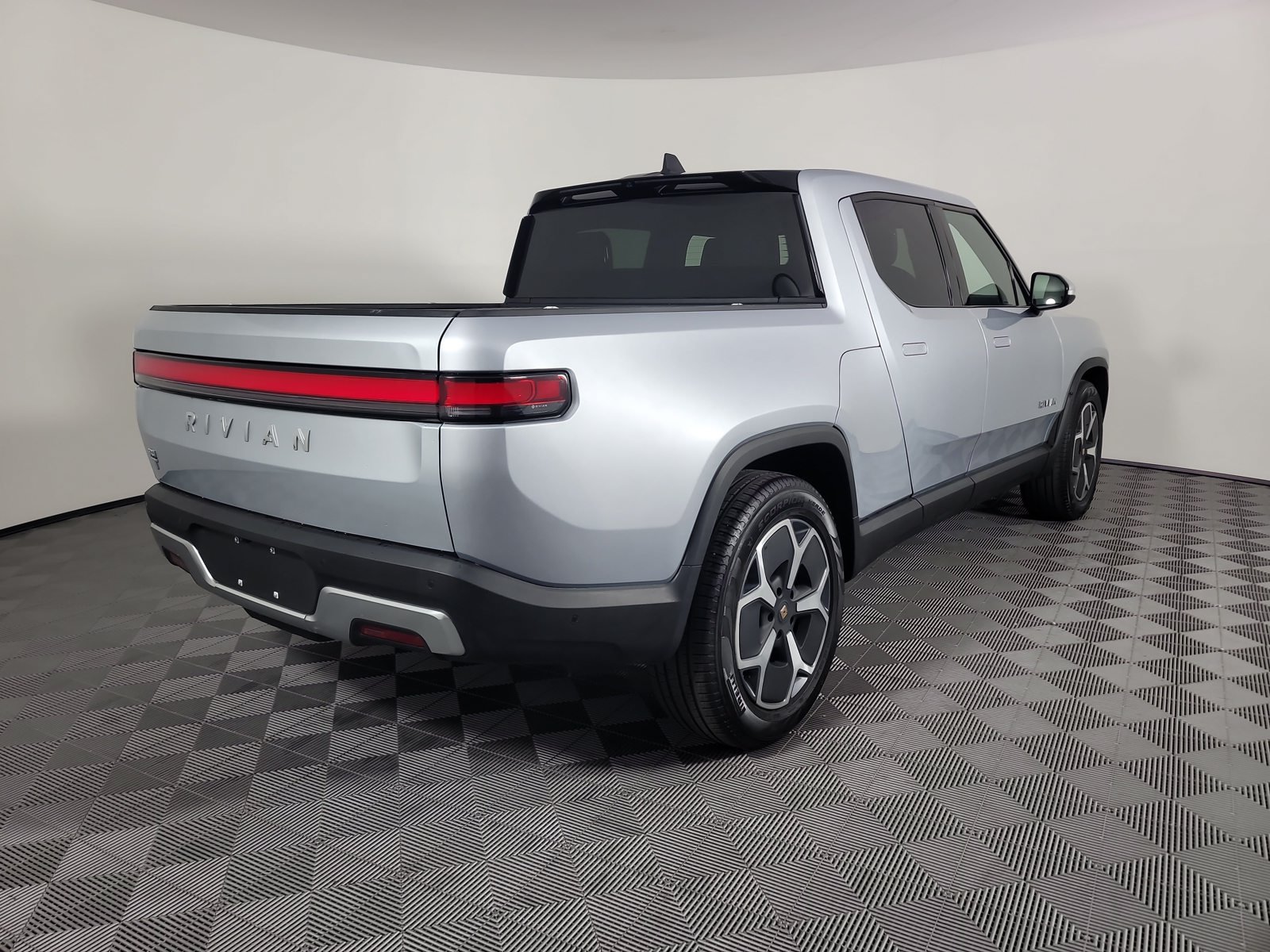 Used 2024 Rivian R1T Adventure Dual AWD/4WD image 5